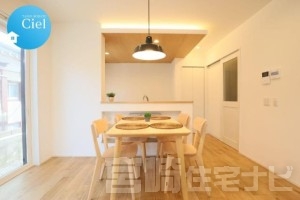 <p>ご家族の集まるLDKは明るく広々した空間に。キッチンは対面式を採用。ご家族の様子を見ながらお料理ができます。</p>
