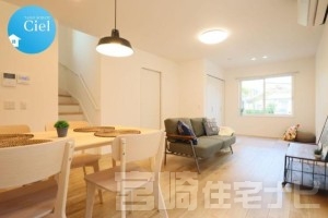 <p>ご家族で食事をしながら団欒することが多いダイニングは日々の会話が生まれる場所。お部屋の雰囲気に合わせたペンダントライトも標準仕様！</p>
