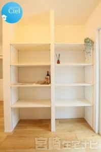 キッチン横のパントリーです。オープン収納なので人目で在庫のチェックができ効率的!大容量でキッチン周りをスッキリ収納可能です♪