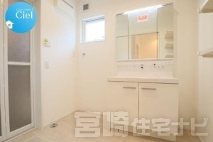 三面鏡の裏側は収納スペースとなっているため、洗面まわりの小物を収納するのにちょうど良く見た目もすっきりします。様々な角度からヘアスタイルの確認ができるのも三面鏡のメリットです♪