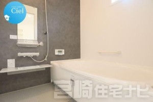 【保温浴槽】お部屋と浴室の温度差をなくすことで、ヒートショックを防ぐことができます。 浴室保温の効果を高めることで、追い炊きやお湯足しの回数が減るので、光熱費の節約につながります。