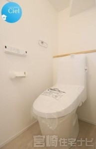 【温水洗浄便座】いつでも快適にトイレを利用するためには無くてはならない必需品。温水洗浄便座は紙資源の節約はもちろん衛生面でも効果的です。