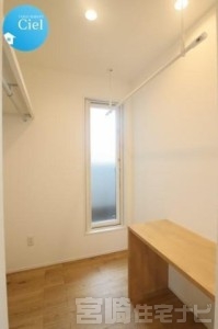 ファミリークローク兼ランドリースペースです。バルコニーに通じる扉があり、開放することで洗濯物がよく乾きそうです♪