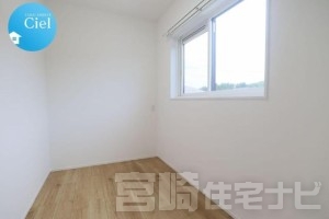 ウォークインクローゼットの奥には3帖の書斎があります。他の居室から独立したことで黙々と在宅ワークや趣味の時間に没頭できます。