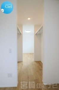 【ウォークインクローゼット】奥行きがあるスペースなので収納するものの幅を気にすることがありません。スーツケースやゴルフバックなど大きいものも収納することができます。お好みでボックスや吊り棚も設置できるので自分好みの収納スペースが作れるのも魅力的です。