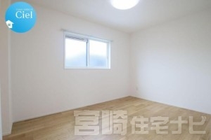 6帖の居室です。ウォークスルーの収納スペース付きでお部屋を広々と活用できます♪