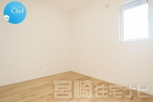 4.5帖の居室です。収納スペース付きでお部屋を広々と活用できます♪採光も良好です♪