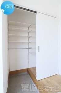 【シューズクローク】収納力に優れたシューズクロークは玄関に広がりを持たせます。ベビーカーやお子様の自転車など収納不足を解消するストレスフリーな生活を感じてください。