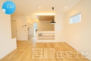 ご家族の集まるLDKは明るく広々した空間に。キッチンは対面式を採用。ご家族の様子を見ながらお料理ができます。