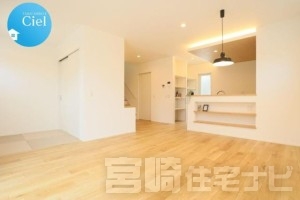 ご家族で食事をしながら団欒することが多いダイニングは日々の会話が生まれる場所。お部屋の雰囲気に合わせたペンダントライトも標準仕様!