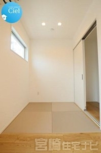 リビング畳スペースです。しっかり収納スペースもある畳スペースはお子様のお昼寝スペースとしてはもちろん客間としても便利です♪リビングとの仕切りがないので開放感を損ねません!