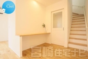 リビングカウンタースペースです。リビングにいながらもお子様の勉強やパパママのお仕事スペースなどとして家族の存在を感じながら作業ができます。