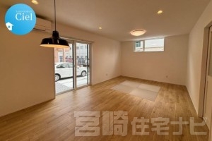 ご家族の集まるLDKは明るく広々した空間に。キッチンは対面式を採用。ご家族の様子を見ながらお料理ができます。ワンポイントの畳スペースはラグを敷かなくてもゴロン♪とくつろげます！