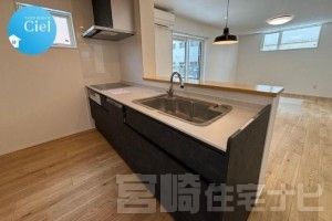 【キッチン（人造大理石の天板）】キッチンは人造大理石の天板を使用。人造大理石は汚れが付きにくく、水垢も目立ちにくいので、お掃除は比較的に楽で水まわり設備に適した素材です。