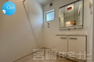 【三面鏡化粧台】三面鏡の裏側は収納スペースとなっているため、小物を収納するのにちょうど良く見た目もスッキリ♪キレイアップ水栓で蛇口が上部に設置されているため、水垢などの汚れがつきにくく、お手入れも楽々