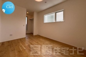 【2階南側洋室】広さ6帖の洋室は、主寝室として最適なゆとりある空間。南側に面した窓からは、やわらかな陽光が差し込み一日の始まりも心地よく迎えられます。また、ウォークインクローゼットから直接バルコニーへ出られる動線設計。朝の洗濯物干しや、寝室からそのまま外気浴を楽しむなど、暮らしに嬉しい便利さを実感できます。