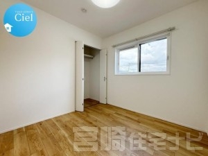 【2階北東側洋室】4.5帖の洋室は、北側に窓があり、落ち着いた採光が特徴の空間です。集中しやすい静かな環境なので、リモートワーク用の書斎やお子さまの学習スペースとしても最適。クローゼットも備えているため、収納面も安心。必要なものをまとめてすっきり使える設計です。シンプルな間取りで家具配置もしやすく、ライフステージに合わせて柔軟に使える便利な一室です。