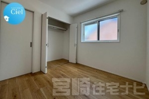 【2階東側洋室】4.5帖の洋室は、お子さまのお部屋やリモートワーク用の書斎、趣味のスペースとしても使いやすいコンパクトサイズの一室です。クローゼット付きで収納も確保されており、必要なものをスッキリまとめて、空間を有効活用できます。窓からの自然光も心地よく、日中も明るく快適に過ごせるお部屋です。