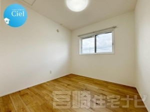 【2階北西側洋室】4.5帖の洋室は、北側に窓があり、落ち着いた採光が特徴の空間です。集中しやすい静かな環境なので、リモートワーク用の書斎やお子さまの学習スペースとしても最適。クローゼットも備えているため、収納面も安心。必要なものをまとめてすっきり使える設計です。シンプルな間取りで家具配置もしやすく、ライフステージに合わせて柔軟に使える便利な一室です。