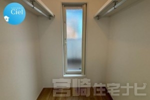 【ウォークインクローゼット】奥行きがあるスペースなので収納するものの幅を気にすることがありません。スーツケースやゴルフバックなど大きいものも収納することができます。