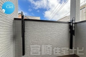 奥行のある屋根付きスカイバルコニーは雨の日でも物干し可能。ちょっとしたプライベート空間として外の空気を感じたいときにも適しています。