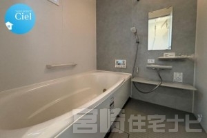 <p>【保温浴槽】お部屋と浴室の温度差をなくすことで、ヒートショックを防ぐことができます。 浴室保温の効果を高めることで、追い炊きやお湯足しの回数が減るので、光熱費の節約につながります。</p>