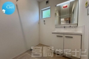 <p>【三面鏡化粧台】三面鏡の裏側は収納スペースとなっているため、小物を収納するのにちょうど良く見た目もスッキリ♪キレイアップ水栓で蛇口が上部に設置されているため、水垢などの汚れがつきにくく、お手入れも楽々</p>