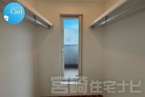 <p>【ウォークインクローゼット】奥行きがあるスペースなので収納するものの幅を気にすることがありません。スーツケースやゴルフバックなど大きいものも収納することができます。</p>