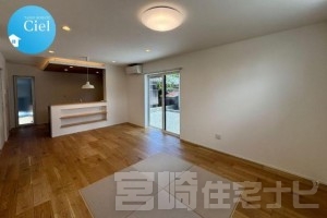 <p>ご家族の集まるLDKは明るく広々した空間に。キッチンは対面式を採用。ご家族の様子を見ながらお料理ができます。</p>