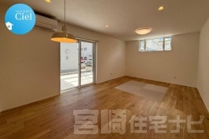 <p>ご家族で食事をしながら団欒することが多いダイニングは日々の会話が生まれる場所。お部屋の雰囲気に合わせたペンダントライトも標準仕様!</p>