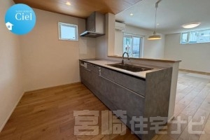 <p>キッチンは人造大理石の天板を使用。人造大理石は汚れが付きにくく、水垢も目立ちにくいので、お掃除は比較的に楽で水まわり設備に適した素材です。</p>