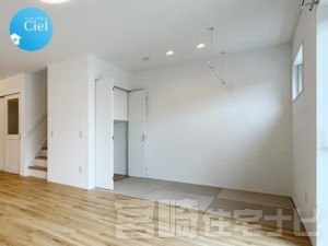 <p>家族が自然と顔を合わせる機会が増える、リビングイン階段を採用。2階へ上がる動線がリビングを通ることで、家族のつながりが深まる設計です。<br />
お子さまの帰宅や外出も把握しやすく、安心感のある暮らしが実現します。</p>
