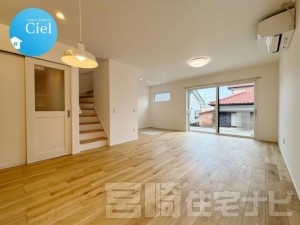 <p>【キッチン（人造大理石の天板）】キッチンは人造大理石の天板を使用。人造大理石は汚れが付きにくく、水垢も目立ちにくいので、お掃除は比較的に楽で水まわり設備に適した素材です。</p>
