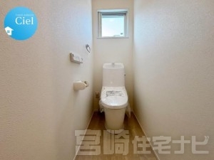 <p>【シューズクローク】収納力に優れたシューズクロークは玄関に広がりを持たせます。ベビーカーやお子様の自転車など収納不足を解消するストレスフリーな生活を感じてください。</p>
