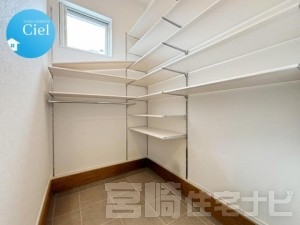 <p>【ウォークインクローゼット】奥行きがあるスペースなので収納するものの幅を気にすることがありません。スーツケースやゴルフバックなど大きいものも収納することができます。お好みでボックスや吊り棚も設置できるので自分好みの収納スペースが作れるのも魅力的です。</p>
