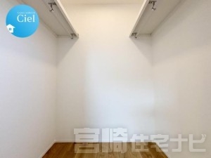 <p>全居室に収納スペースを完備。衣類や日用品、お子さまの学用品まで、使う場所にしまえる暮らしを叶えます。<br />
「片付けやすい＝散らかりにくい」から、すっきり快適な住空間が保てます。</p>
