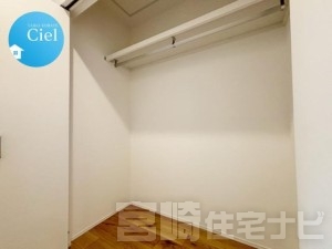 <p>【1階洋室】ウォークインクローゼット付きの洋室だから、お部屋もスッキリ。<br />
6帖の広さに加えて収納スペースがあるため、家具配置もしやすく、整理整頓がしやすい快適な空間です。</p>
