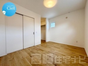 <p>【2階北西側洋室】直射日光が入りにくく、夏も比較的涼しく過ごせるため、寝室や書斎にぴったり。<br />
クローゼットも完備しており、プライベート空間として快適にお使いいただけます。</p>
