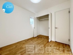 <p>【2階南東側洋室】朝の光が心地よく差し込み、すっきりとした目覚めをサポートします。子ども部屋や趣味のスペースとしても使いやすく、収納付きでお部屋もスッキリ整います。</p>
