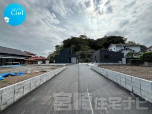 <p>広々67.40坪の敷地。お庭でBBQも楽しめます。<br />
急な来客が来た時でも車を停めるスペースは充分にあります。</p>
