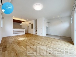 <p>ご家族が集まるリビングは、明るく広がりのある心地よい空間。</p>
