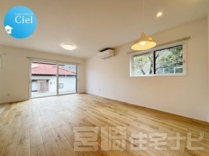 <p>リビングに隣接した畳スペースは約3帖あり、家事や育児、リラックス空間として多目的に活用できます。押入収納および、室内物干しが付いています。</p>
