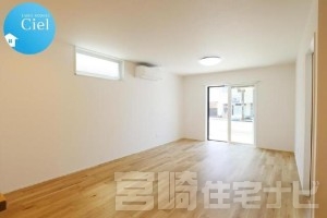 【ダイニング】キッチンのすぐ目の前にダイニングテーブルを配置できる、使い勝手の良い間取りです。出来立てのお料理をサッと配膳でき、食後の片付けもスムーズに行えます。空間のアクセントになっている木目調の下がり天井と、柔らかな光を放つ間接照明が、毎日の食卓をカフェのようなおしゃれで落ち着いた雰囲気に演出。カウンター下に設けられたニッチ収納には、カトラリーやティッシュなどテーブル周りの小物をすっきりしまえて大変便利です。東側に配置された高窓からは爽やかな朝日がたっぷりと差し込み、ご家族で囲む朝食の時間を明るく心地よく彩ってくれます。