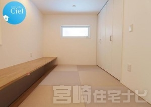 【小上がり和室】LDKと繋がる3.7帖の小上がり和室は、ご家族の多様なライフスタイルに応える多目的空間です。段差に腰掛けてくつろぐのはもちろん、備え付けの掘りごたつ式カウンターは、お子様の宿題スペースやご自宅でのテレワークにもぴったり。リビングにいるご家族の気配を感じながら、落ち着いて作業に集中できます。壁面には大容量のクローゼットを備えているため、お昼寝用の寝具やリビングに散らかりがちな日用品もすっきり収納できます。
