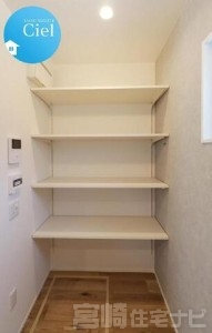 【パントリー】キッチンのすぐ横に設けられた、使い勝手の良い大容量のパントリー空間。可動式の棚を採用しており、背の高いペットボトルや大きな調理家電など、収納する物のサイズに合わせて高さを自由に調整できます。まとめ買いした食料品や日用品のストック場所として大活躍し、LDKをいつもすっきりと生活感のない状態に保つことができます。足元には床下収納も備えており、非常食や備品などの保管にも便利。