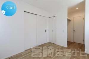 【2階南側洋室】2階の主寝室にぴったりの5.2帖の洋室は、白を基調としたシンプルな内装が心地よいプライベート空間です。最大の特徴は、大容量のウォークインクローゼットを併設していること。衣類はもちろん、スーツケースなどの大きな荷物も収納でき、お部屋をすっきりと保てます。朝の身支度もスムーズに行える、機能性と快適性を兼ね備えた一室です。