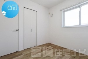 【2階北東側洋室】2階北東に位置する4.5帖の洋室です。隣接する洋室と同じ広さ・仕様に設計されているため、ご兄弟で部屋を分ける際にも不公平感が出にくく、子供部屋にぴったりです。北向きの窓は直射日光が入りにくく、夏の急激な室温上昇を抑えやすいのが嬉しいポイント。勉強や睡眠に適した、一年を通して穏やかな環境を保てます。壁面には便利なクローゼットを完備。学習机やベッドを配置しても、お部屋の床面をすっきりと広く使える機能的な間取りです。飽きのこないシンプルな内装で、お子様の成長に合わせてインテリアを楽しめます。