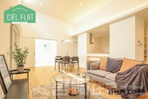 <p>【シューズクローク】収納力に優れたシューズクロークは玄関に広がりを持たせます。ベビーカーやお子様の自転車など収納不足を解消するストレスフリーな生活を感じてください。</p>
