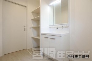 <p>【キッチン（人造大理石の天板）】キッチンは人造大理石の天板を使用。人造大理石は汚れが付きにくく、水垢も目立ちにくいので、お掃除は比較的に楽で水まわり設備に適した素材です。</p>
