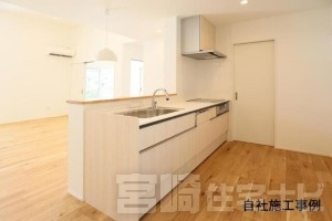 【樹脂窓】樹脂窓とは、窓のフレームが樹脂製でできている窓のことです。 断熱/遮熱/気密性に非常に優れています。